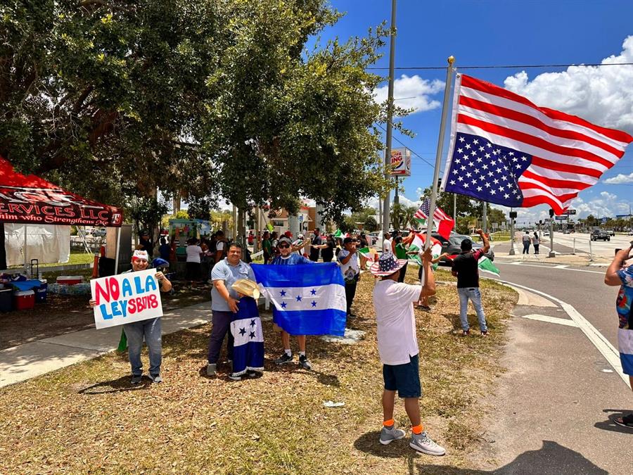 grupo de manifestantes de distintos países de Latinoamérica que protestan este domingo en una concentración en la ciudad de Tampa grupo de manifestantes de distintos países de Latinoamérica que protestan este domingo en una concentración en la ciudad de Tampa