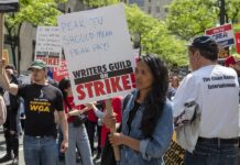 El sindicato de directores de Hollywood ratifica su nuevo convenio y evita la huelga manifestantes mientras sostienen pancartas de apoyo al Sindicato de Guionistas de Hollywood (2)