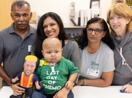 Noah, un niño de menos de tres años que ha pasado más de la mitad de su vida en hospitales y es el paciente más joven en recibir en EE.UU. un innovador tratamiento para el cáncer de hígado, recibió este jueves el alta médica en Miami rodeado de sus médicos y terapistas, a los que su madre calificó como "héroes".