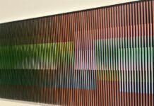 obra Physicromie 2203 (1987) del artista venezolano Carlos Cruz-Díez
