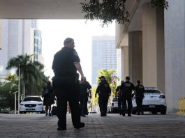 Despiden al policía que mató a un militar afroamericano en Florida a inicios de mayo policias de Florida en la Corte