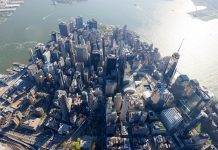 Nueva York recibe luz verde para cobrar un peaje a los vehículos que entren en Manhattan rascacielos y a la sombra del One World Trade Center en el centro de Nueva York.