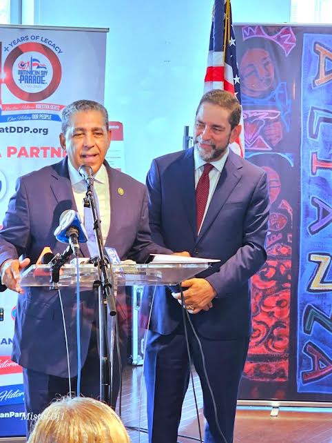 Representando a los gobiernos de Rep. Dominicana y Estados Unidos, participaron en la rueda de prensa de presentación del Desfile Dominicano 2023 el Hon. Eligio Jaquez, cónsul general de Rep. Dominicana en Nueva York y el congresista Adriano Espaillat.