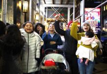 Nueva York anuncia nueva política para ayudar a los solicitantes a salir de los refugios Con más de 54.800 solicitantes de asilo bajo su cuidado, la ciudad de Nueva York está alcanzando su capacidad máxima. En respuesta a esta situación crítica, el alcalde Eric Adams ha anunciado nuevas políticas para ayudar a los solicitantes de asilo a salir de los refugios y crear espacio necesario para las familias con niños que buscan asilo.