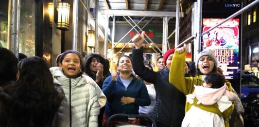 Con más de 54.800 solicitantes de asilo bajo su cuidado, la ciudad de Nueva York está alcanzando su capacidad máxima. En respuesta a esta situación crítica, el alcalde Eric Adams ha anunciado nuevas políticas para ayudar a los solicitantes de asilo a salir de los refugios y crear espacio necesario para las familias con niños que buscan asilo.