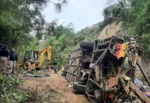 Ascienden a 29 los muertos al volcar una autobús en Oaxaca, México Accidente de autobús en Oaxaca