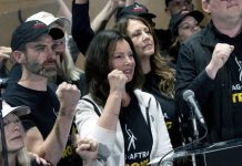 El Sindicato de Actores (SAG-AFTRA, en inglés) anunció que sus miembros inician desde este jueves una huelga indefinida ante la falta de acuerdo con los grandes estudios de cine y televisión para suscribir un nuevo convenio colectivo.