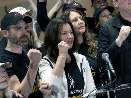 El Sindicato de Actores (SAG-AFTRA, en inglés) anunció que sus miembros inician desde este jueves una huelga indefinida ante la falta de acuerdo con los grandes estudios de cine y televisión para suscribir un nuevo convenio colectivo.