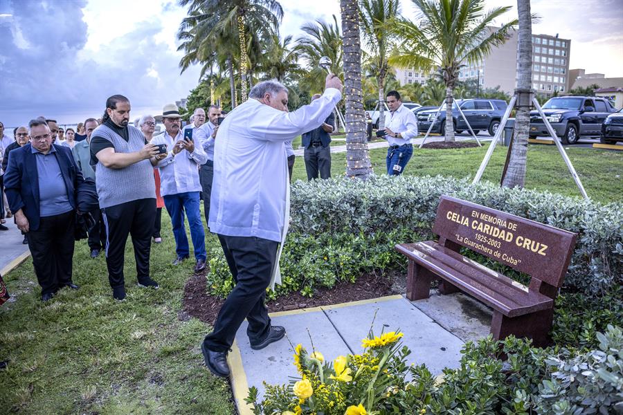 El Rector del Santuario Nacional de Nuestra Se&ntilde;ora de la Caridad, Rev. Padre Jos&eacute; J. Espino, bendice la nueva banca dedicada a la cantante cubana Celia Cruz en el Santuario Nacional de Nuestra Se&ntilde;ora de la Caridad como parte de la conmemoraci&oacute;n del 20 aniversario de su muerte, en Miami.