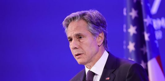 El secretario de Estado de EE.UU., Antony Blinken, afirmó este viernes en Yakarta que su país continuará "fortaleciendo los canales de comunicación" con China y explorando áreas para cooperar juntos en "desafíos comunes".