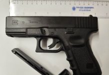 Un niño de tres años mata accidentalmente de un disparo a su hermana de un año Un niño de tres años ha matado accidentalmente de un disparo a su hermana de un año en la ciudad de San Diego, en el estado de California, en la costa oeste del país.