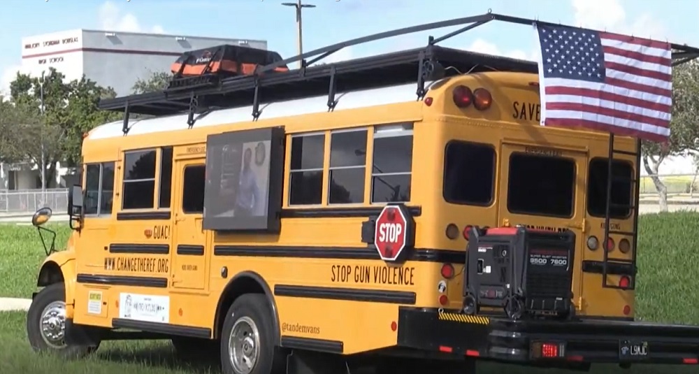 Autobús escolar 2 Patricia y Manuel Oliver, que perdieron a su hijo Joaquín en el tiroteo de Parkland (2018), emprendieron este lunes a bordo de un autobús escolar una gira por ciudades del país marcadas por la violencia de las armas para llevar un mensaje: todos somos víctimas y la lucha es de todos.