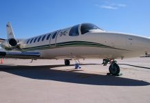 Seis personas fallecieron este sábado al estrellarse en el sur de California el avión privado en el que viajaban, informaron las autoridades locales.