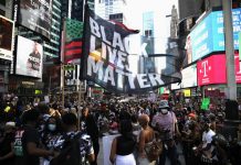 El movimiento antirracista Black Lives Matter (BLM) cumple este jueves 10 años de existencia con un renovado exhorto a retirar el financiamiento a los cuerpos policiales, mientras organizaciones y activistas planean diversos eventos para conmemorar la efeméride.