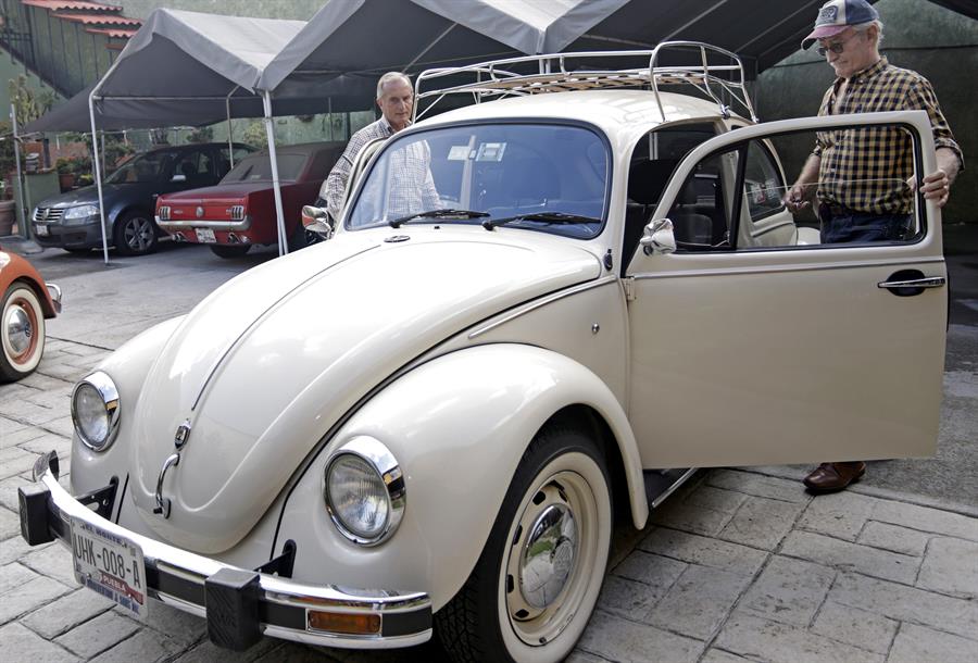 Benigno Pi&ntilde;as (d), propietario de un Volkswagen Sed&aacute;n &uacute;ltima edici&oacute;n (2)