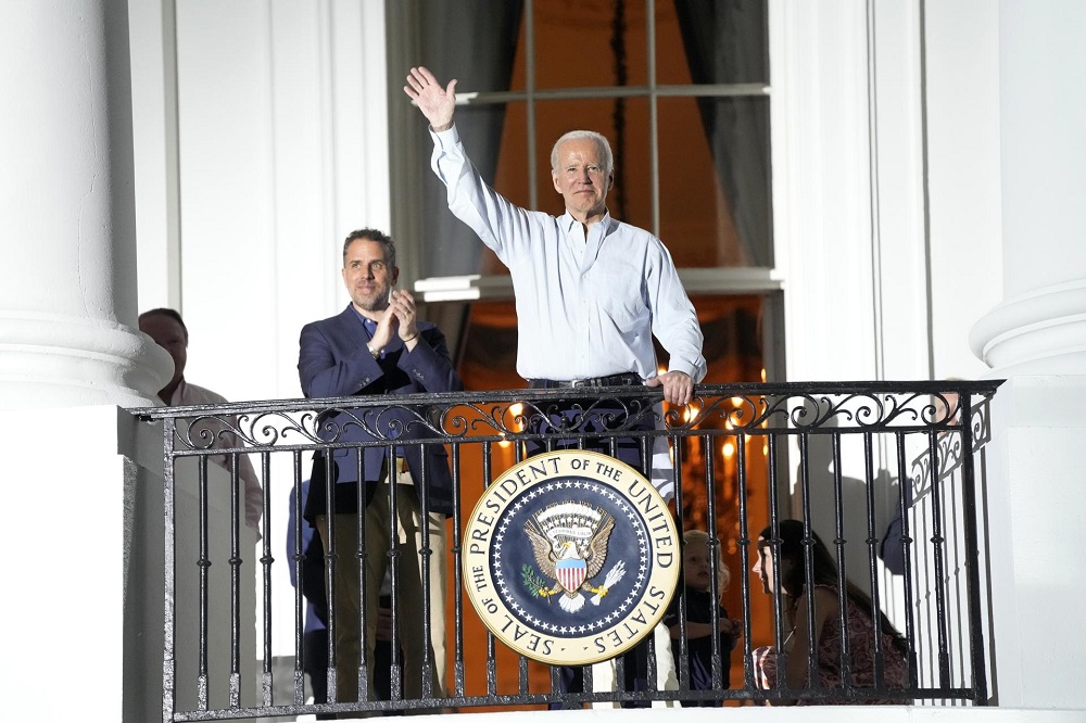 Biden y su hijo Hunter 14 El presidente Joe Biden, ha reconocido públicamente este viernes a una hija de su hijo Hunter por primera vez, rompiendo un largo silencio sobre el asunto al describir la situación como un