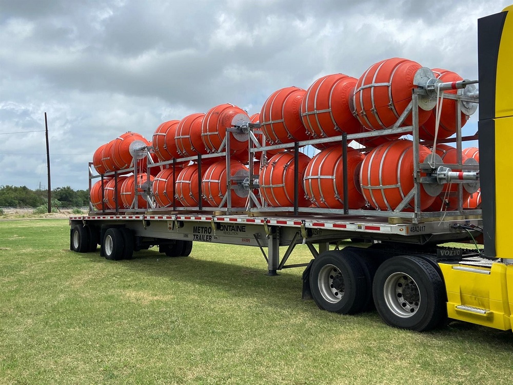 Boyas gigantes (EP) Las autoridades del estado norteamericano de Texas han comenzado este sábado a instalar una cadena de boyas gigantes en el río Bravo para intentar impedir la entrada de migrantes desde territorio mexicano.