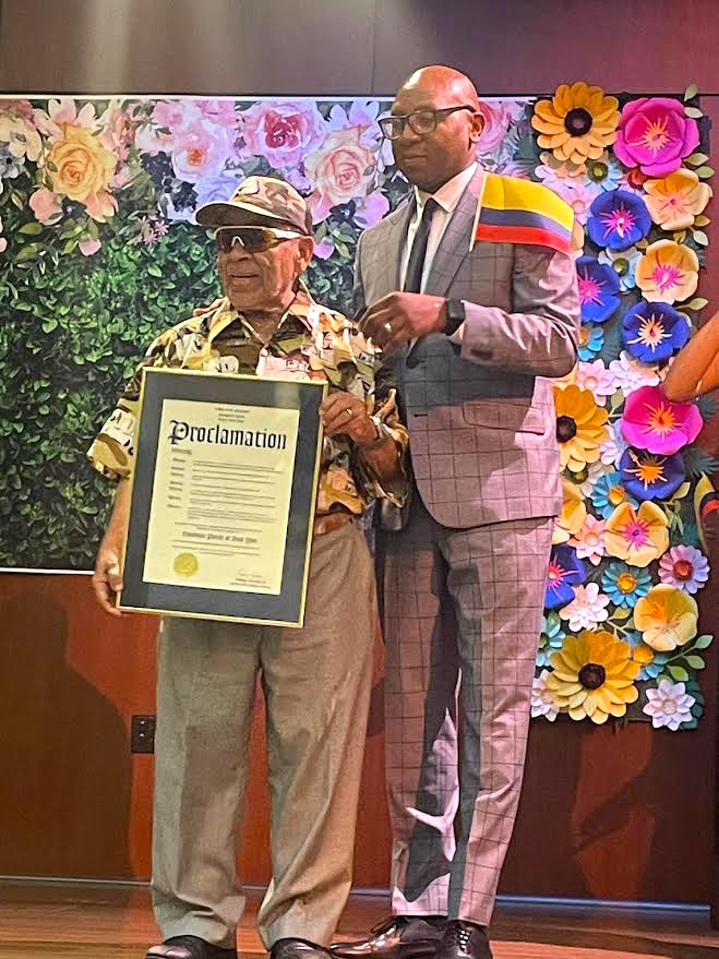 El presidente del Condado de Queens, Hon. Donovan Richards Jr. durante la ceremonia que ofreció en honor a la Herencia Colombiana, presentó una proclama al Desfile Colombiano de Nueva York.