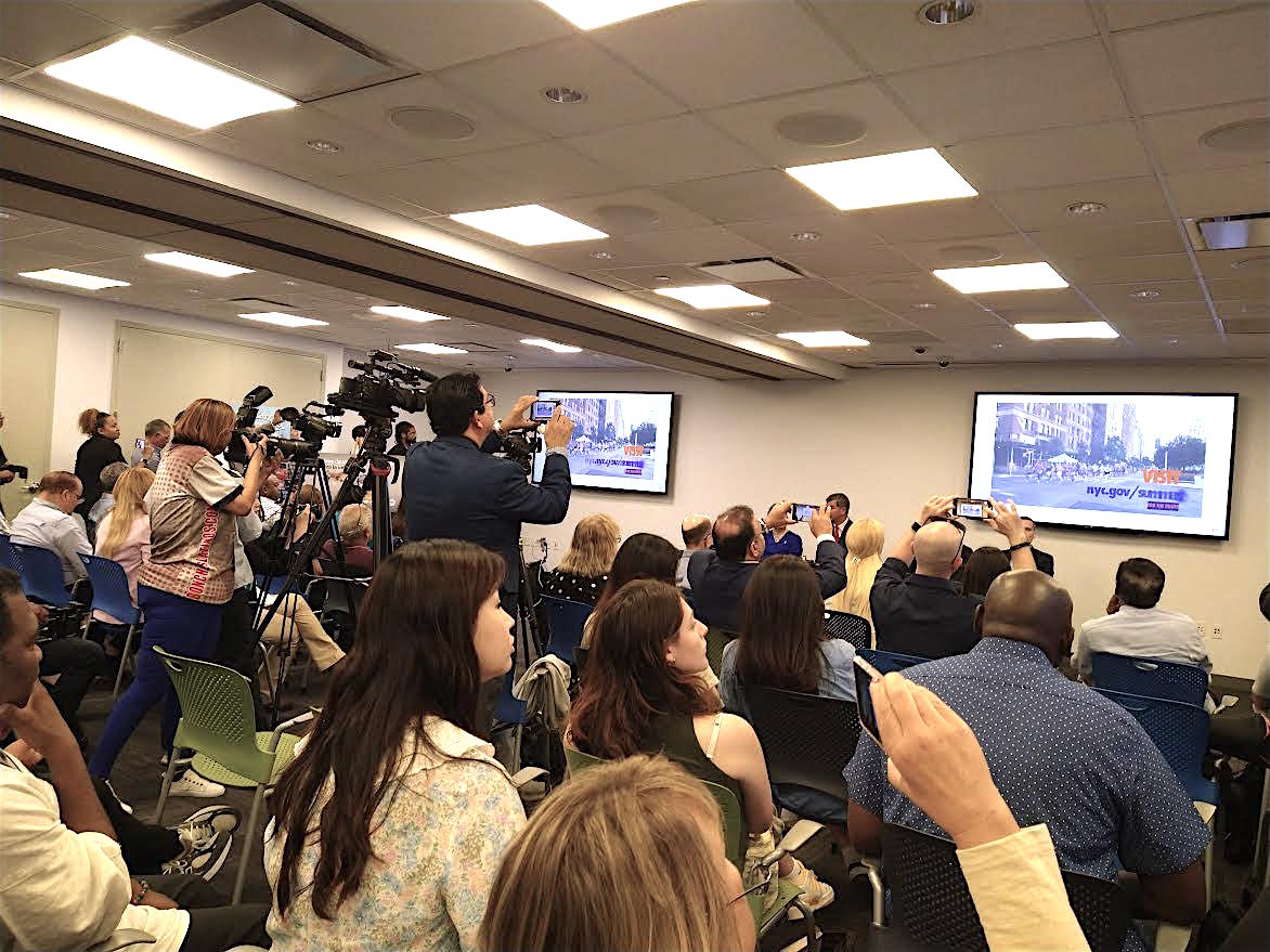 Durante el desarrollo del conversatorio con el comisionado Rodriguez, el salón se fue llenando de representantes de la prensa de muy variado origen etnico de países de diferentes partes del planeta. Al final de la reunión no quedaron asientos disponibles.