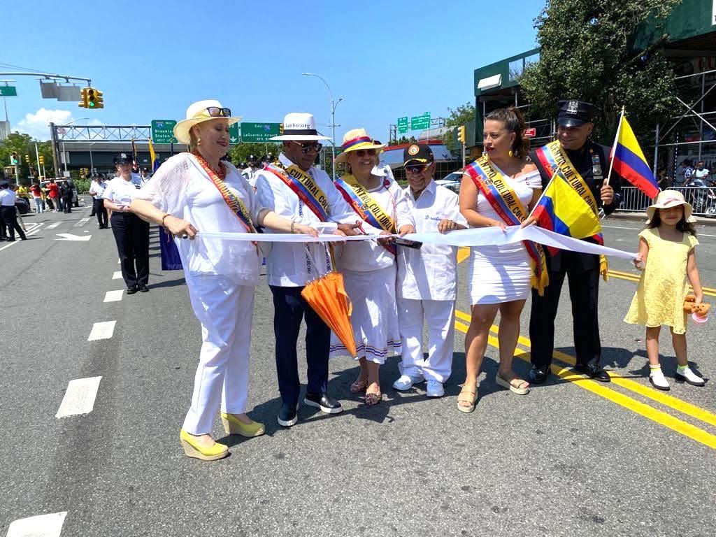 La comitiva que encabezó el 23o Desfile Colombiano de Nueva York conformada de Izq. a Der. por: Ximena Hidalgo Ayala, historiadora, fundadora del Comité Internacional Galo Plaza, y madrina del desfile; Manuel Lebron, empresario y líder dominicano, padrino internacional; María Khury, empresaria y líder dominicana, madrina internacional; Rafael Castelar, fundador y presidente del Desfile Colombiano de Nueva York; la asambleísta Catalina Cruz, gran mariscal del desfile y el oficial Michael Mienko, del Precinto 115 de NYPD, padrino del desfile.