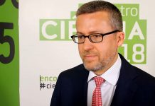 "Bienvenido", el alcalde de Lisboa contesta al "paseo de la vergüenza" contra la JMJ El alcalde de Lisboa, Carlos Moedas, entró de lleno en la polémica sobre la celebración de la Jornada Mundial de la Juventud en la capital lusa y, en respuesta al "paseo de la vergüenza" del artista crítico Bordalo II, colocó un felpudo en el altar central de la JMJ con la leyenda "bienvenido".