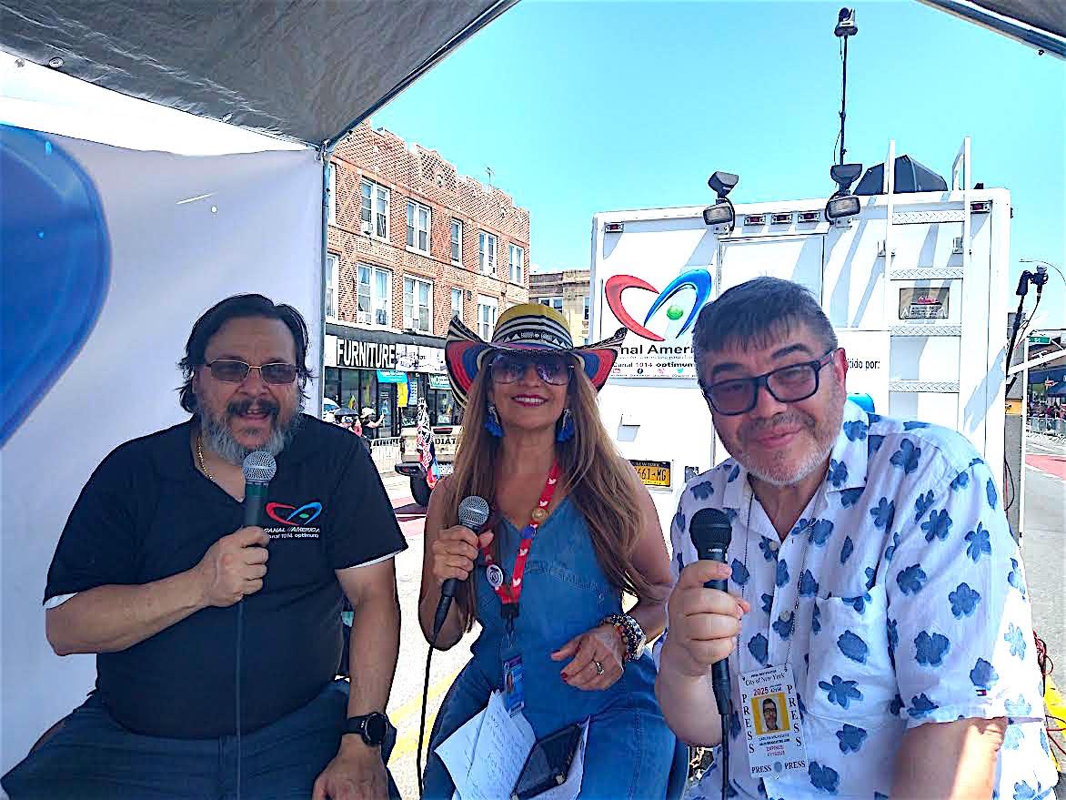 Carlos Velásquez, asesor general del desfile colombiano para la producción y el desarrollo con otras comunidades, hace unos años publicó la historia del Desfile Colombiano con un libro ricamente documentado con material gráfico y de archivo. En la foto primero de la derecha, hablando con los presentadores de Canal América.