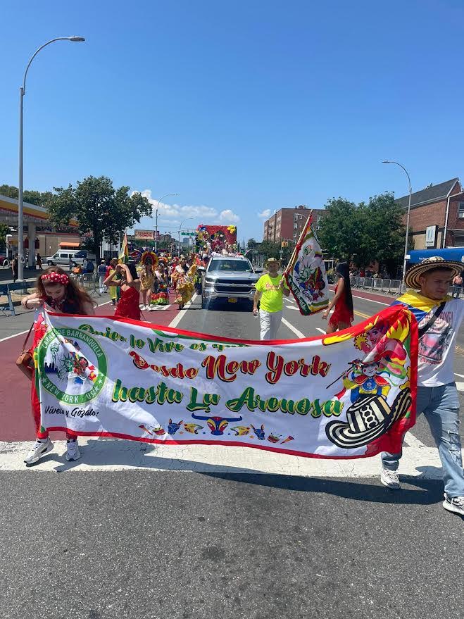 El Carnaval de Barranquilla de Nueva York fue una de las delegaciones más coloridas y vistosas por sus exuberantes trajes y la belleza de sus mujeres.