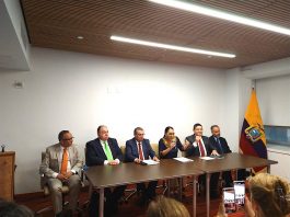 Diana Atamaint se reunió con ecuatorianos en Nueva York La Hon. Diana Atamaint, al centro, como presidente del CNE se reunió con sus compatriotas en Nueva York, le acompañaron el consejero del CNE José Cabrera Zurita, el Embj. José Sandoval, cónsul general de Ecuador en Nueva York, los cónsules de Ecuador en Nueva Jersey y en Connecticut, así como un periodista ecuatoriano de un medio de Queens.