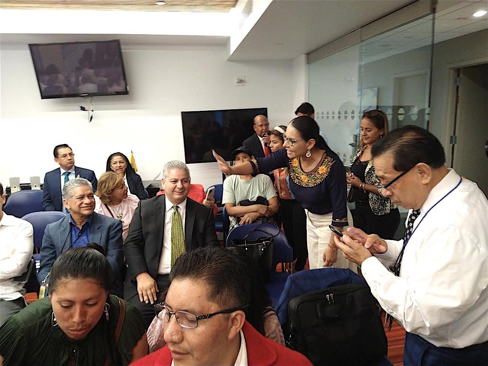 Antes de iniciar la reuni&oacute;n con sus compatriotas en Nueva York, la Sra. Atamaint salud&oacute; personalmente de manera muy cordial y sencilla, con todos los asistentes al conversatorio en el Consulado General de Ecuador en Nueva York.