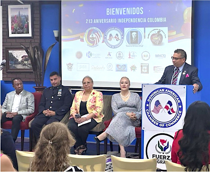 Durante la ceremonia del miércoles 19 de julio, se anunciaron los cuatro padrinos del 23o Desfile Colombiano de Nueva York: de Izq. a Der.: Manuel Lebrón, padrino internacional; Oficial del NYPD Michael Mienko, padrino; María Khury, presidente de Alta Travel, madrina Internacional y la historiadora Ximena Hidalgo Ayala, madrina. De pie como testigo el periodista Efrain Marino.