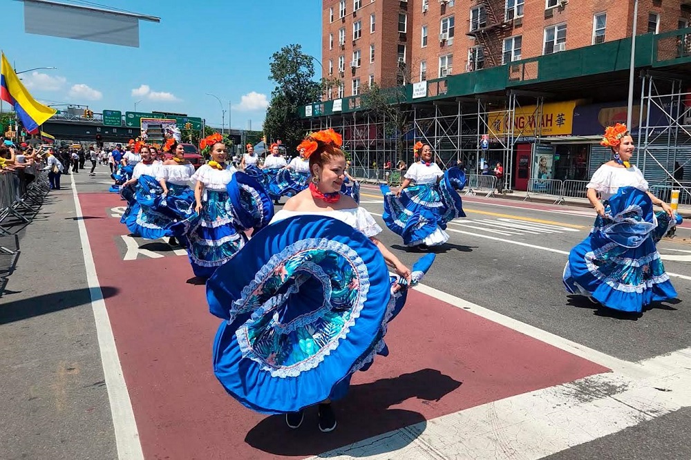 Desfile Colombiano. Portada Durante sus 56 años de trabajo continuo sirviendo a las comunidades hispanohablantes de la ciudad de Nueva York, Impacto Latino ha cubierto sus principales actividades y este 2023 respaldó el histórico retorno presencial del 23o Desfile Colombiano a Northern Blvd. en Queens.