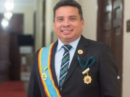 El periodista Efrain Marino, presidente de la Corporación Cultural y Social de Prensa Independiente de Colombia, CORPRENSA, visita Nueva York con una delegación, para participar en el 23o Desfile Colombiano en su retorno presencial el domingo 23 de julio.
