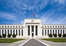 Dentro del Comité Federal de Mercado Abierto (FOMC, por sus siglas en inglés) de la Reserva Federal (Fed) hubo discrepancias sobre la decisión de mantener los tipos de interés sin cambios entre el 5% y el 5,25%,