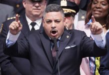Edward Cabán: Un nuevo liderazgo para el NYPD Edward Cabán, el recién nombrado Comisionado de Policía de la ciudad de Nueva York, no solo es el primer hispano en ocupar este prestigioso cargo, sino que también trae consigo un legado de servicio público y un fuerte compromiso con la reforma policial y la comunidad.
