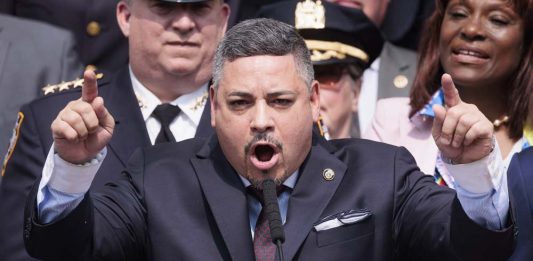 Edward Cabán, el recién nombrado Comisionado de Policía de la ciudad de Nueva York, no solo es el primer hispano en ocupar este prestigioso cargo, sino que también trae consigo un legado de servicio público y un fuerte compromiso con la reforma policial y la comunidad.