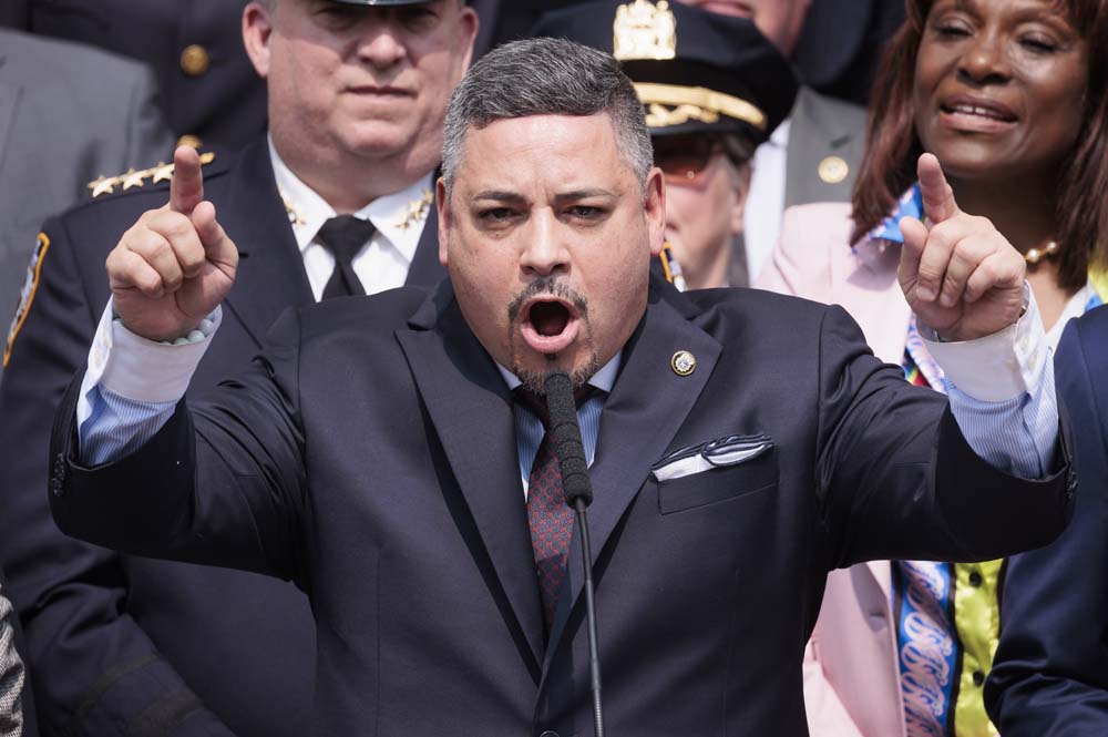 Edward Caban (C) habla mientras se encuentra de pie con sus padres durante una ceremonia donde fue juramentado como el nuevo Comisionado de Polic&iacute;a de la ciudad de Nueva York por el alcalde Eric Adams (2-D) en las escalinatas de la estaci&oacute;n del 40&ordm; Precinto del NYPD, donde Caban alguna vez sirvi&oacute;, en el distrito del Bronx de Nueva York. Caban es la primera persona hispana en dirigir el Departamento de Polic&iacute;a de la ciudad de Nueva York.