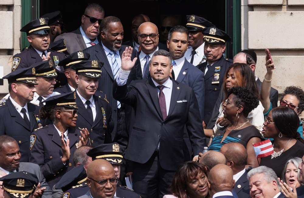 Edward Caban (C) saluda al llegar a una ceremonia donde fue juramentado como el nuevo Comisionado de Polic&iacute;a de la ciudad de Nueva York por el alcalde Eric Adams en las escalinatas de la estaci&oacute;n del 40&ordm; Precinto del NYPD, donde Caban alguna vez sirvi&oacute;, en el distrito del Bronx de Nueva York.