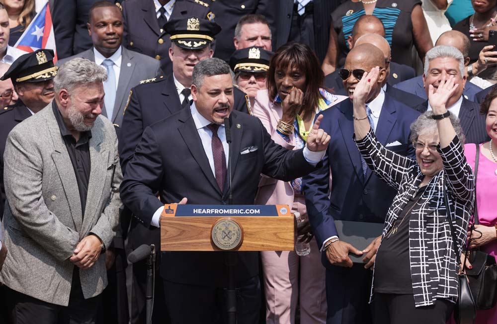 Edward Caban (C) habla durante una ceremonia donde fue juramentado como el nuevo Comisionado de Polic&iacute;a de la ciudad de Nueva York por el alcalde Eric Adams en las escalinatas de la estaci&oacute;n del 40&ordm; Precinto del NYPD, donde Caban alguna vez sirvi&oacute;, en el distrito del Bronx de Nueva York.