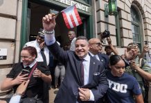 Edward Cabán: El primer comisionado de policía latino en la historia de la ciudad de Nueva York El recién nombrado Comisionado de Policía de la ciudad de Nueva York, Edward Caban, agita una bandera de Puerto Rico después de una ceremonia en las escalinatas de la estación del 40º Precinto del NYPD, donde Caban alguna vez sirvió, en el distrito del Bronx de Nueva York. Caban es la primera persona hispana en dirigir el Departamento de Policía de la ciudad de Nueva York.