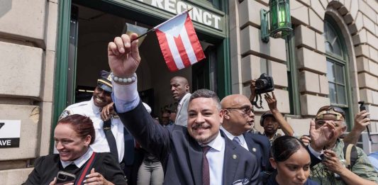 El recién nombrado Comisionado de Policía de la ciudad de Nueva York, Edward Caban, agita una bandera de Puerto Rico después de una ceremonia en las escalinatas de la estación del 40º Precinto del NYPD, donde Caban alguna vez sirvió, en el distrito del Bronx de Nueva York. Caban es la primera persona hispana en dirigir el Departamento de Policía de la ciudad de Nueva York.