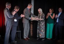 El Rey de España Felipe VI le entrega un premio a la poeta Sharon Olds