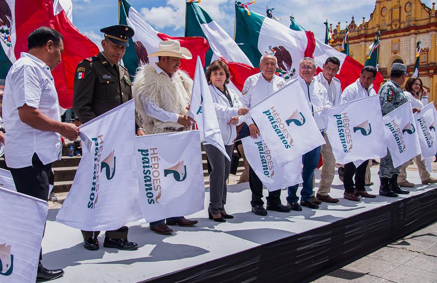 El comisionado del Instituto Nacional de Migración (INM), Francisco Garduño Yáñez (5-i) participa durante el banderazo del programa “Héroes Paisanos 2023”