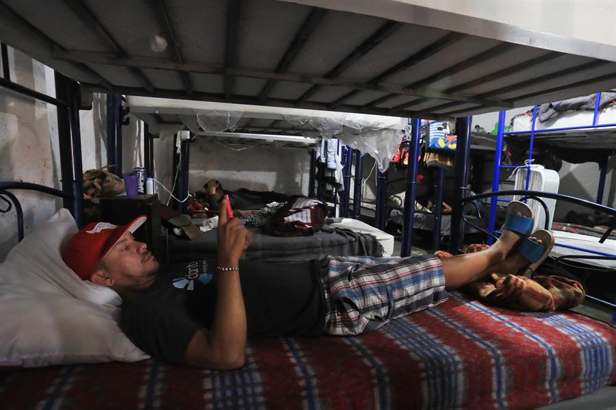 El migrante venezolano Jos&eacute; Amaro, permanece en el albergue el Buen Samaritano