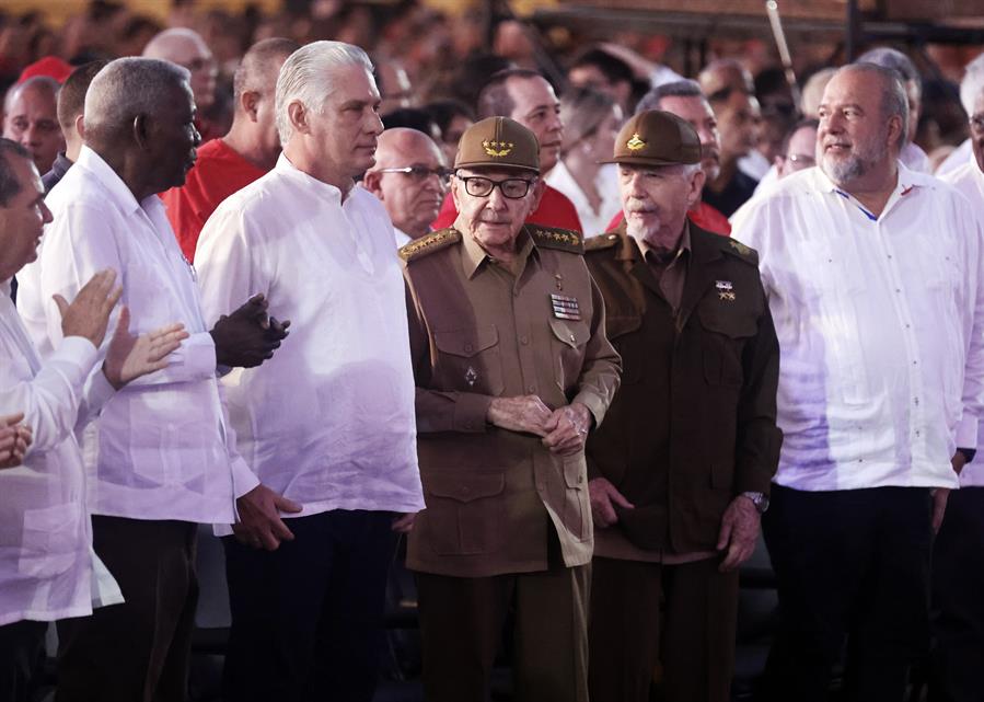 El presidente de Cuba, Miguel Diaz-Canel (c-1), y el expresidente de Cuba Raúl Castro