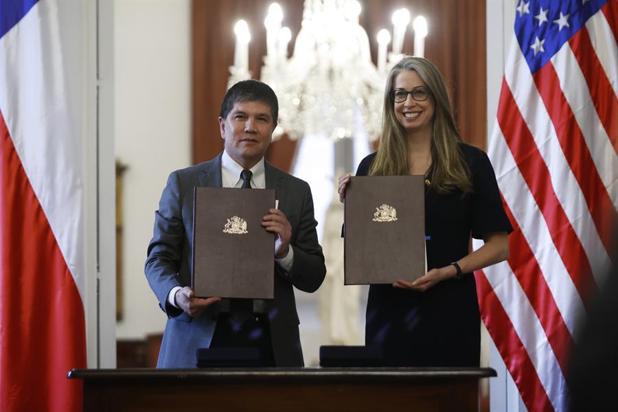 El subsecretario del Interior de Chile, Manuel Monsalve (i), y la embajadora de Estados Unidos en Chile, Bernadette Meehan