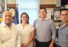Intensa actividad para elecciones de Ecuador en el exterior El Hon. Embajador Jose Sandoval, prestigioso diplomático de carrera y Cónsul General de Ecuador en Nueva York, honro con su presencia a varias agrupaciones ecuatorianas en el populoso barrio de Corona, entre ellas el Comite Civico Ecuatoriano, cuyos voluntarios recibieron a la más alta autoridad diplomática en la ciudad para educarse sobre el proceso electoral. En la gráfica el Embajador Sandoval, al centro, rodeado por los voluntarios ecuatorianos de Roosevelt Ave.