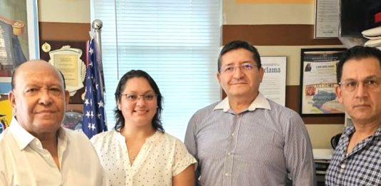 El Hon. Embajador Jose Sandoval, prestigioso diplomático de carrera y Cónsul General de Ecuador en Nueva York, honro con su presencia a varias agrupaciones ecuatorianas en el populoso barrio de Corona, entre ellas el Comite Civico Ecuatoriano, cuyos voluntarios recibieron a la más alta autoridad diplomática en la ciudad para educarse sobre el proceso electoral. En la gráfica el Embajador Sandoval, al centro, rodeado por los voluntarios ecuatorianos de Roosevelt Ave.