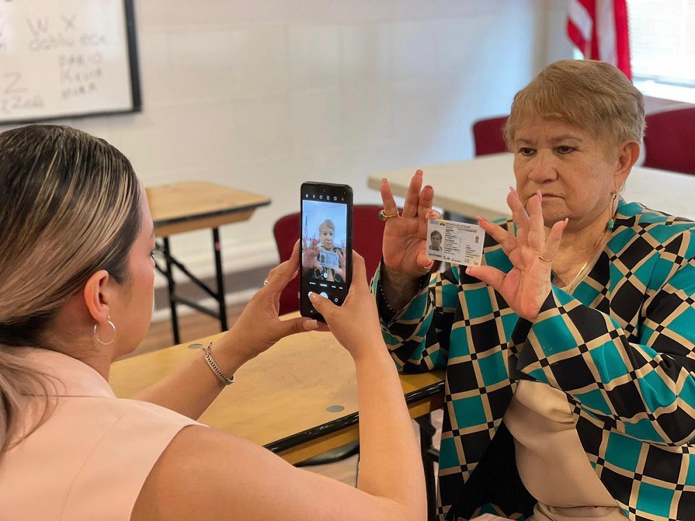 Do&ntilde;a Martha Mancheno de Guzman, directiva del Comit&eacute; C&iacute;vico Ecuatoriano, durante el entrenamiento sobre el proceso de registraci&oacute;n para ejercer el voto telem&aacute;tico el pr&oacute;ximo 20 de agosto, sujeta en la mano su identificaci&oacute;n ecuatoriana, en la sede de la agrupaci&oacute;n en la avenida Roosevelt con Junction Blvd.