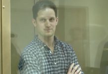 Un portavoz del Departamento de Estado ha asegurado este lunes que el periodista estadounidense Evan Gershkovich, detenido en Rusia, "goza de buena salud y se mantiene fuerte a pesar de sus circunstancias" después de que la embajadora del país en Rusia, Lynne Tracy, le visitara en prisión.