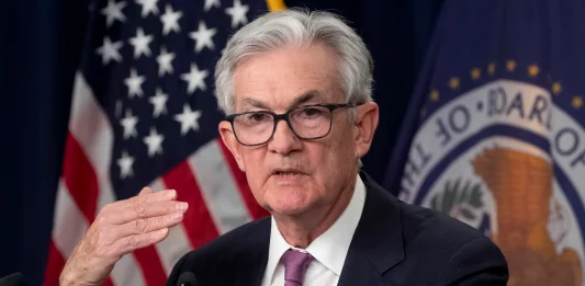 La Reserva Federal (Fed) reanudó este miércoles las subidas de los tipos de interés, tras decidir una pausa en junio, al aumentar las tasas 0,25 puntos porcentuales.